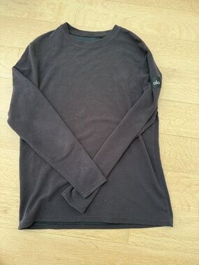 ALO Yoga Men’s Black Long Sleeve Crewneck Top